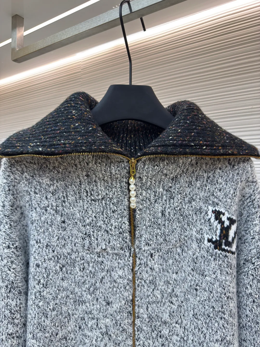 LOUIS VUITTON Nigo Series Zippered Knitted Tunic Jacket ●Authentic product: 229999 purchase and development ●Item number: 1680071-C10 ●Fabric: wool fabric ●Technology: Jacquard production ●Version: fitted version ●Weight: about 1430 grams ●Size: S-M-L-XL ●Description: This tunic jacket focuses on Pharrell Williams and Nigo in 2025 A creative picture drawn together in autumn and winter. A koi carp wearing the LV logo swims on the front, and behind the cherry blossoms and Japanese text marks, Nigo’s cultural origins are revealed. Sophisticated patterns are intarsia and embroidered on a cotton-wool-blend knit that's textured as finely as if it were handmade. Beaded zip pulls add an elegant touch to the comfortable silhouette. The overall wiring is straight and delicate, the fabric is comfortable and soft, and the color is consistent without color difference. It can be matched with the same style to create a fashionable look and control various occasions. Customized accessories, complete with three standards, same style for men and women!